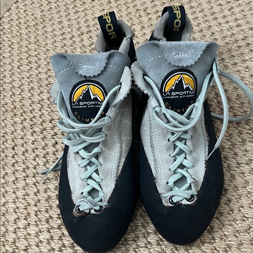 La Sportiva women’s mythos climbing shoes, size 9.5